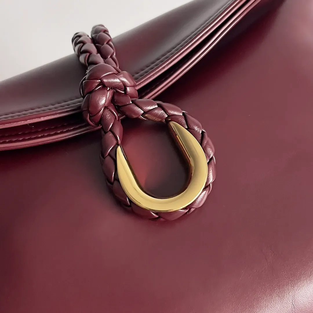 Batch 1680 Inspired by the 1970s, the Bottega Veneta women's logo shoulder bag has a smooth leather surface that brings a clean and handsome feel, just like the neatness and tenacity of a working woman. The front buckle is made of high-quality hardware pendant, the overall retro elegance, and the excellent leather feels soft. This Bottega Veneta series can be described as beautiful, weakening the complexity of the outfit, not competing for it, and only using the best quality to interpret itself. Style number: 806034 (large size) Size: 30*20*8cm